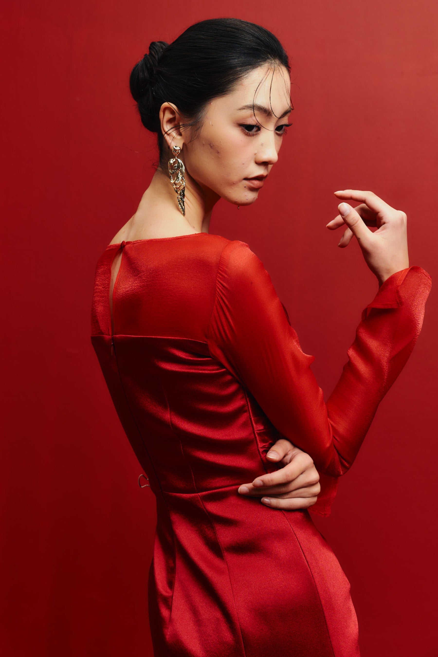 Đầm lụa taffeta dài chấm đất cổ thuyền River Silk Sheath