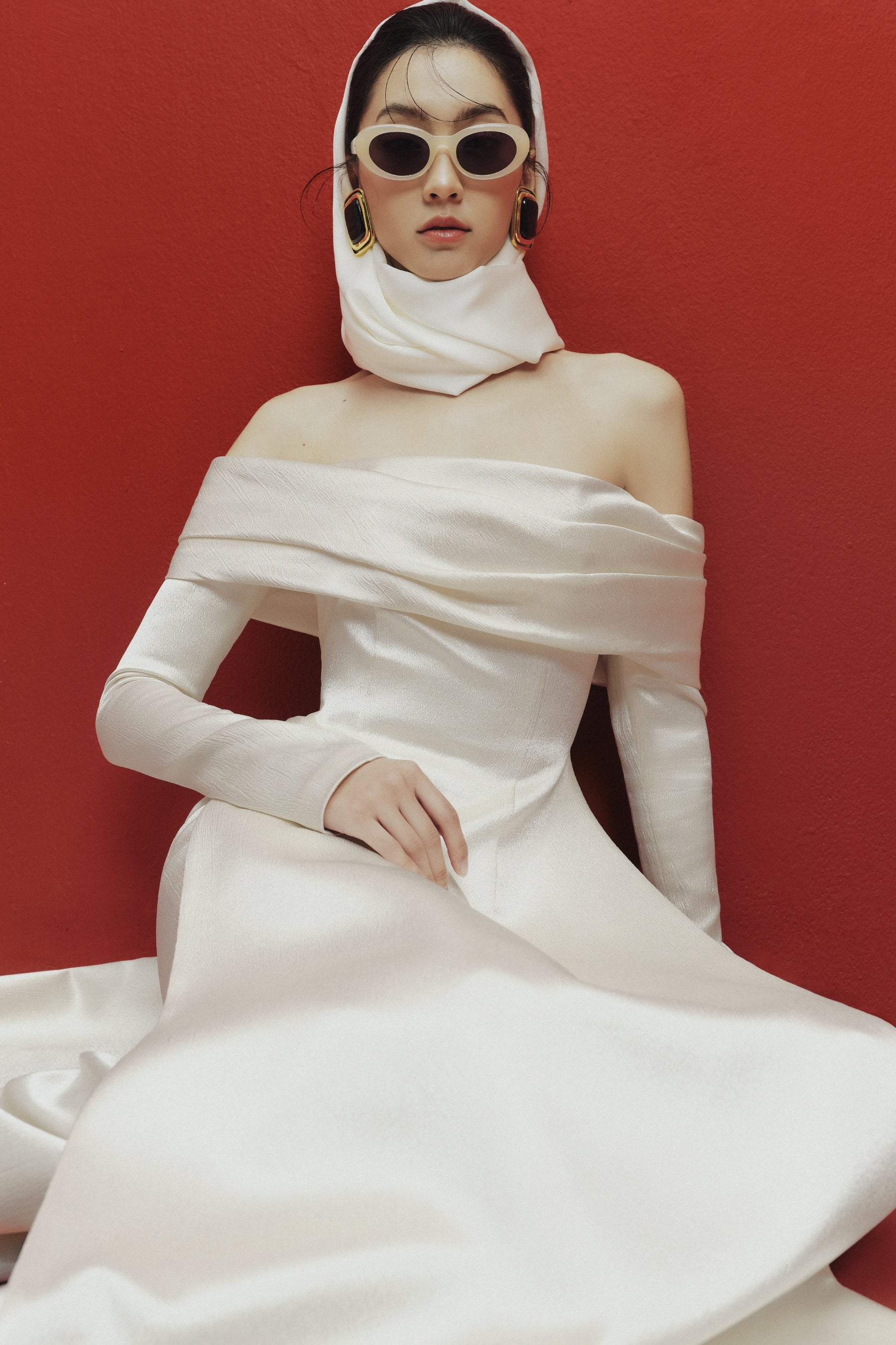 Bộ Áo Dài Lụa Taffeta Dáng Chữ A, Trễ Vai, Dài Chạm Đất Của Thy