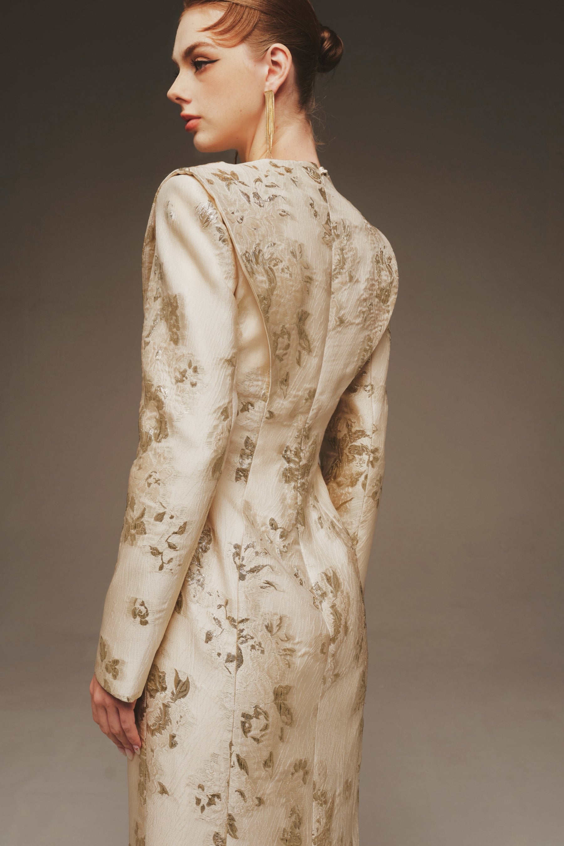 Đầm lụa Taffeta cổ chữ V có phom dáng.